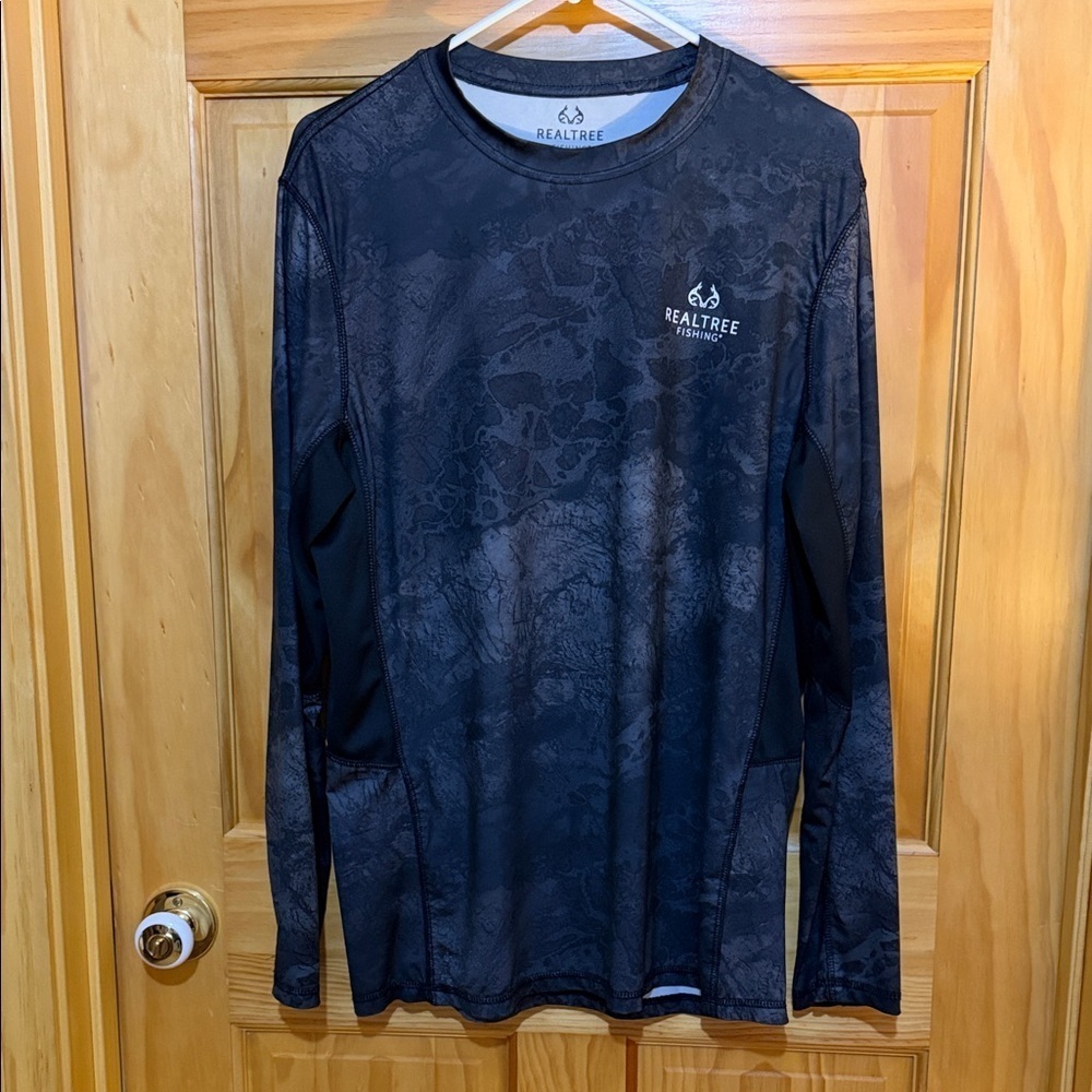 Realtree Black & Gray Camo Long Sleeve Quick Dry Shirt, Men’s Size Medium.